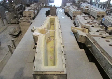 Continuous-casting tundish with a fresh dry-vibration-mix working lining in the tundish preparation bay of a steel plant