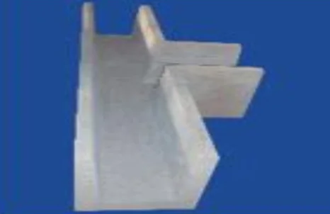Refractory launder tee section for aluminium transfer