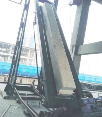 Coke oven door with a one-piece precast lining raised upright on the door-service machine